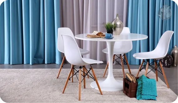 białe krzesła przy białym stole